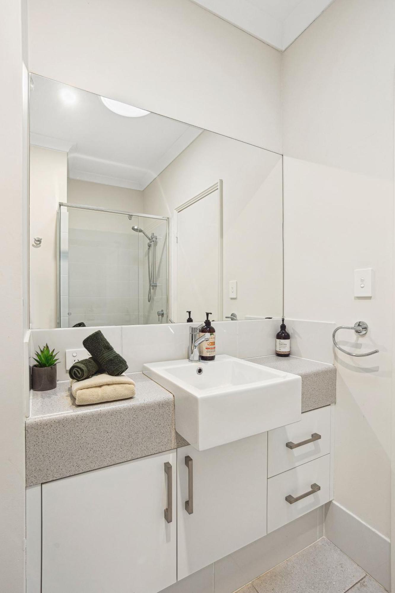 Tranquil Tree Views 2 Bedroom 2 Bathroom Apartment Perth Eksteriør billede